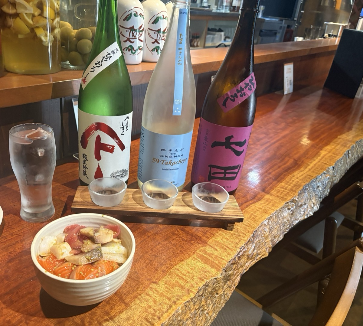 日本酒の飲み比べと海鮮丼