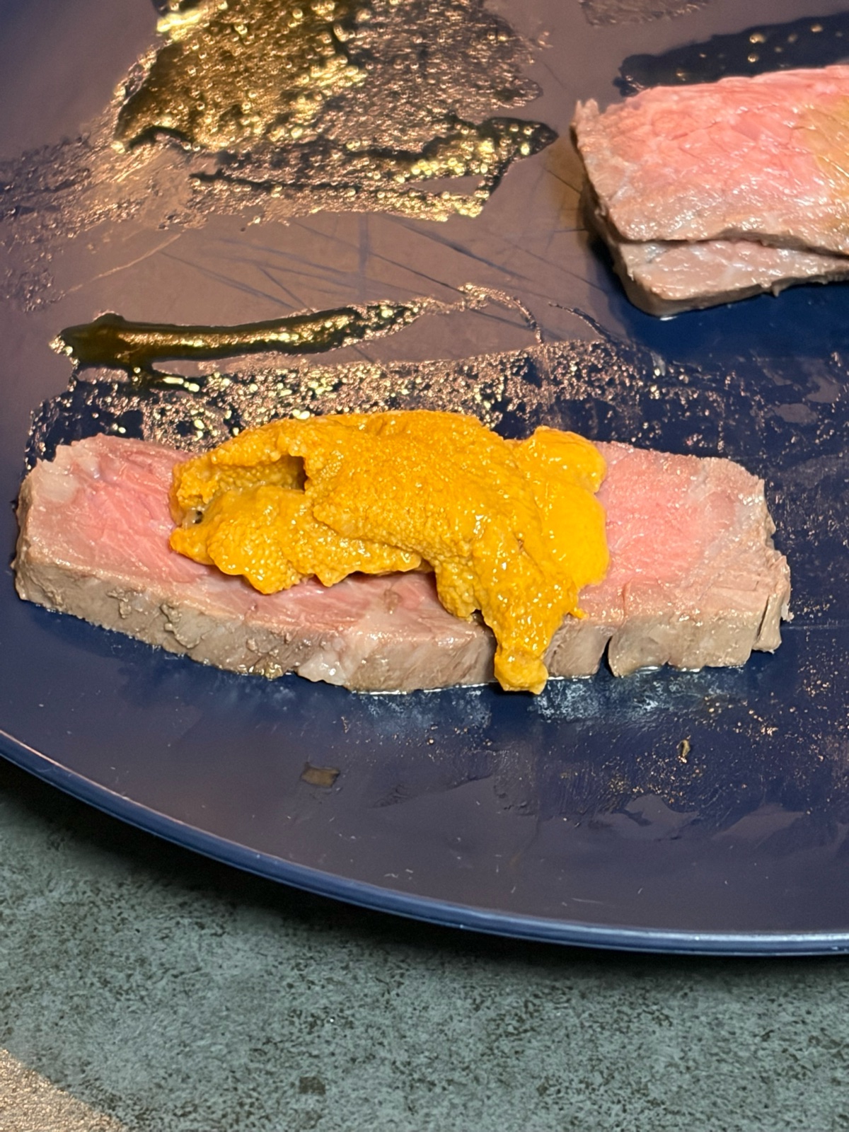 うにをのせたローストビーフ
